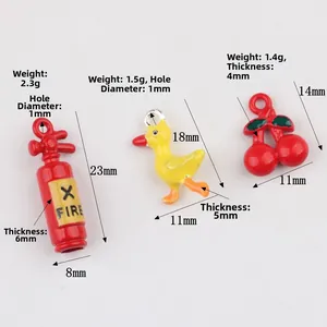Miniatuur emaille bedeltjes set met kersen, eend en brandblusser hangers van legering