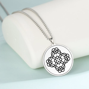 Collana amuleto geometrica moderna con motivi a cuore simmetrici in finitura argento