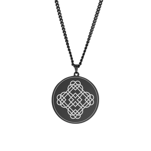 Collana minimalista in acciaio nero con ciondolo circolare e motivi a nodi celtici