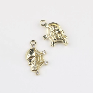 Detailaufnahme goldener Skelett-Spinnennetz-Anhänger aus Legierung mit Zirkonia