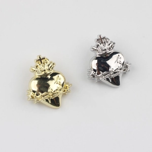 Détails des pendentifs Sacré-Cœur avec couronne et croix en finitions or et argent