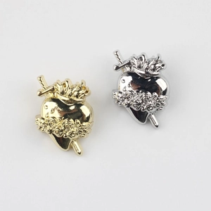 Broche en forme de cœur avec épée et roses, finitions dorées et argentées élégantes