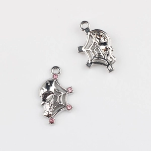 Detailansicht von Silberanhängern mit Totenkopf, Spinnennetz und rosa Zirkonia für DIY-Schmuck