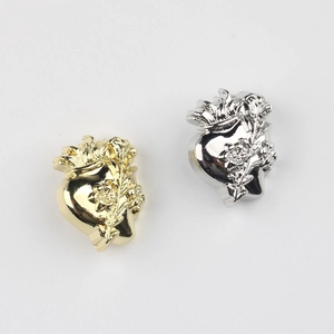 Pendentifs Cœur Sacré en alliage or et argent avec détails floraux en relief sur fond blanc