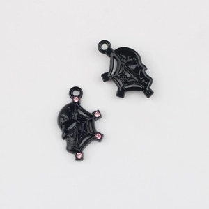 Detail von Totenkopf-Spinnennetz-Anhängern aus Legierung mit rosa Kristallen