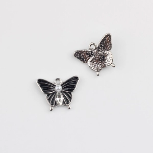 Detail von silbernem Schleifenanhänger mit schwarzer Emaille, Perle und Zirkonia-Inlay