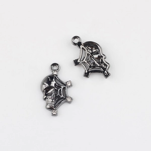 Detailansicht der Gunmetal Totenkopf-Spinnennetz-Anhänger mit Kristallen für DIY-Schmuck