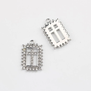Detailweergave van zilveren kruishangers met strassteentjes voor doe-het-zelf sieraden