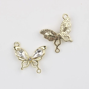 Detalle del conector de mariposa dorada con circones para la creación de joyas DIY