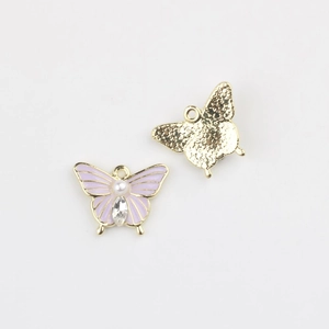 Detail von lila Emaille-Schmetterlingsanhänger mit Perle und Zirkon für DIY-Schmuck