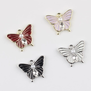 Detail von schleifenförmigen Schmetterlingsanhängern mit Perle und Strass für DIY-Schmuck