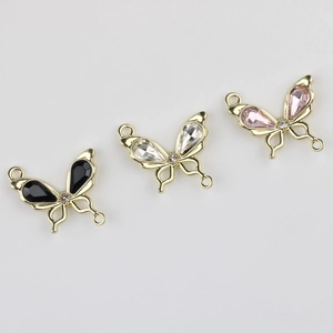 Detalle macro del colgante de mariposa de aleación con circonita para joyería DIY