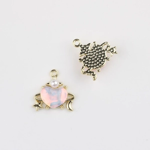 Détail macro du pendentif cœur en opale synthétique et alliage doré pour bijoux