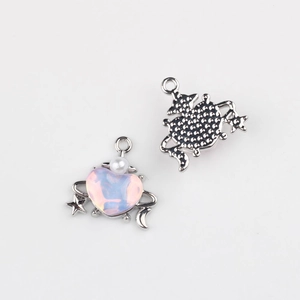Vues avant et arrière du pendentif cœur avec opale rose, perle et motifs de lune