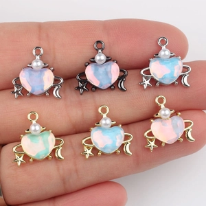 Pendentifs cœur irisés avec perles et croissants de lune en alliage or et argent