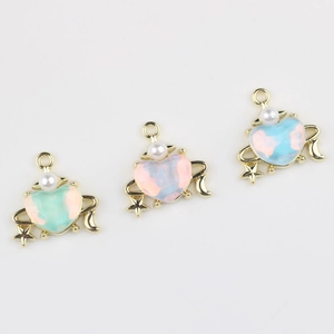 Trois pendentifs en forme de cœur avec marbrures colorées, montures dorées et perles