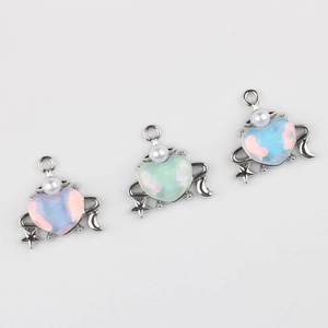 Vue détaillée de breloques en résine en forme de cœur avec perles en trois couleurs