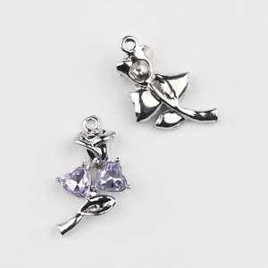 Dettaglio pendente rosa argento con zirconi viola a cuore per gioielli DIY