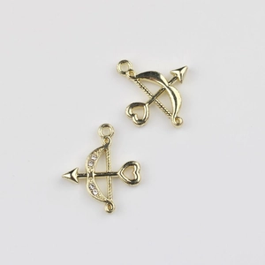 Detail von vergoldeten Amor Bogen und Pfeil Anhängern mit Herz-Zirkonia für DIY-Schmuck