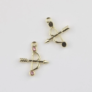Detailansicht von Goldlegierung Bogen- und Pfeilanhängern mit rosa Zirkon für DIY-Schmuck