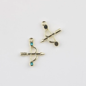 Detail von Pfeil und Bogen Anhängern in Goldlegierung mit blauem Zirkonia für DIY Schmuck