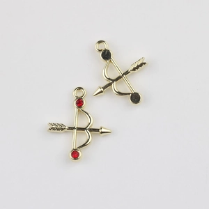 Detail von goldenen Pfeil und Bogen Anhängern mit roten Zirkonia für DIY-Schmuck