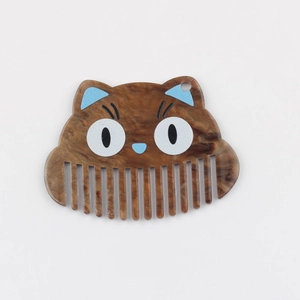Vue détaillée du peigne en acétate en forme de tête de chat avec texture marbrée marron