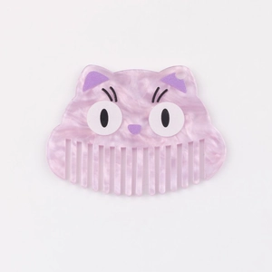 Vue détaillée d'un peigne chat en acétate avec motif marbré violet et visage mignon