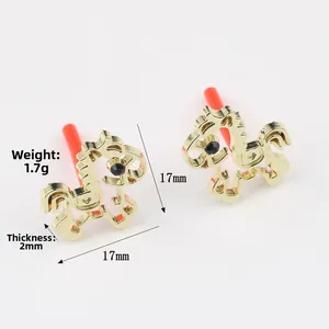 Detailweergave van de paardenoorbellen van legering met zirkoonogen, maat 17mm
