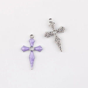 Makroansicht lila Emaille-Kreuzanhänger mit strukturierter Metallrückseite für DIY-Schmuck