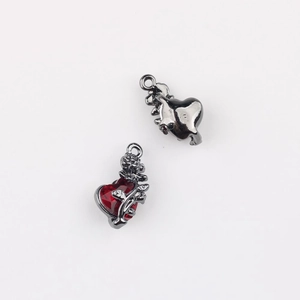 Vorder- und Rückansicht der Herzanhänger in Gunmetal mit rotem Stein und Rosen