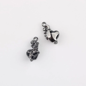 Detailaufnahme von gunmetal Herzanhängern mit gotischen Rosen- und Dornenmotiven
