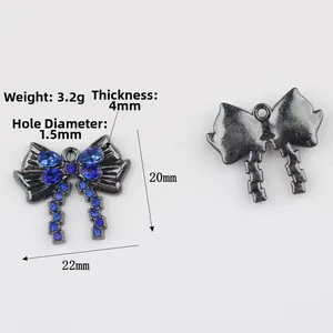 Zwarte strik hanger met blauwe kristallen voor DIY sieraden met afmetingen