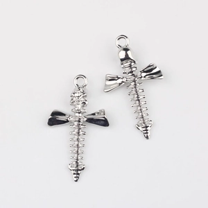 Detaillierte Nahaufnahme von zwei Gothic-Totenkopf-Kreuzanhängern für DIY-Schmuck