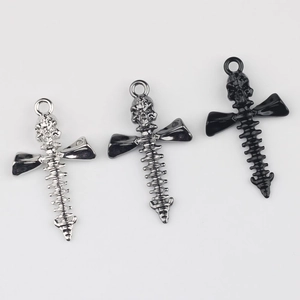 Gothische Totenkopf Wirbelsäule Kreuzanhänger in Silber, Gunmetal und Schwarz für Schmuck