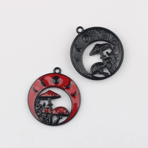 Detalle de dijes de hongo y luna de aleación con esmalte rojo para creación de joyería