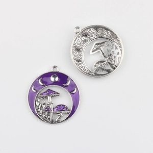 Detalle de colgantes de seta y luna con esmalte púrpura para creación de joyas DIY