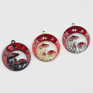 Tres colgantes de hongo celestial con fases lunares en esmalte rojo en negro, oro y plata