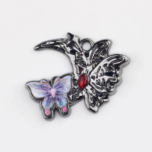 Détail de pendentif papillon avec pierre rouge et ailes pailletées colorées