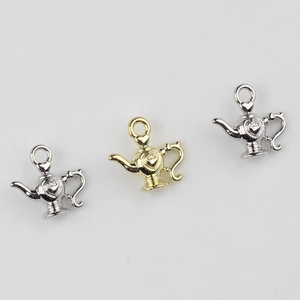 Mini-Teekannenanhänger aus Legierung in Gold und Silber mit Herzdetail für DIY-Schmuck