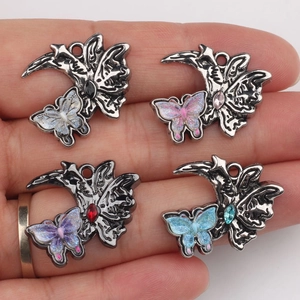 Quatre pendentifs lune et papillon en alliage avec strass pour la création de bijoux DIY