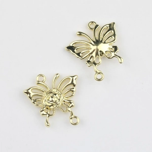 Detalle de colgante de mariposa dorada con relieve de rosa y dos anillos para joyería DIY