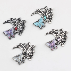 Lot de quatre pendentifs papillons gothiques avec strass colorés et finition pailletée