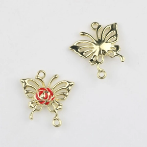 Vista de conectores de mariposa dorados con rosa roja para creación de joyas DIY