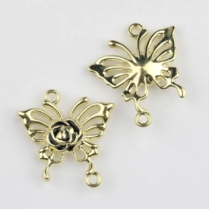 Detalle de colgantes de mariposa con esmalte negro y doble anilla para creación de joyería