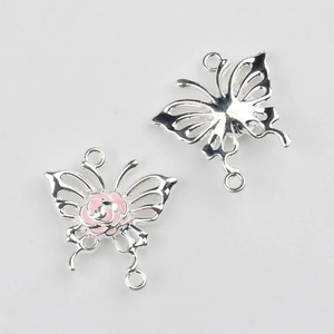 Detalle del conector de mariposa de aleación plateada con rosa de esmalte rosa y dos aros