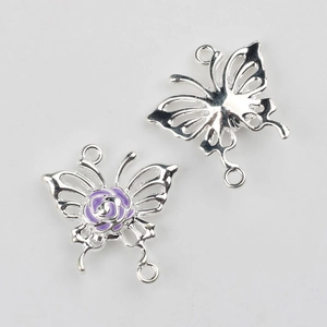 Detalle macro del conector mariposa plateado con rosa esmaltada púrpura para joyería DIY