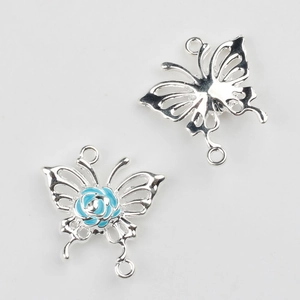 Detalle de conectores de mariposa de aleación con rosa de esmalte azul para joyas DIY