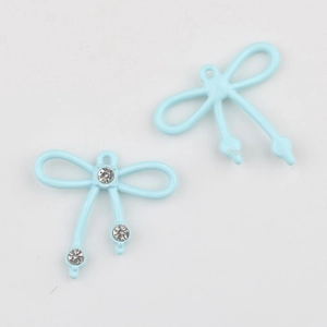 Detalle de dijes de lazo azul claro con circonitas y aros para joyería DIY