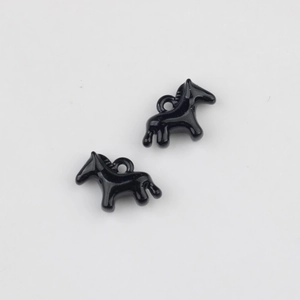 Detail van twee zwarte pony-vormige bedeltjes van legering met glazuur voor DIY sieraden